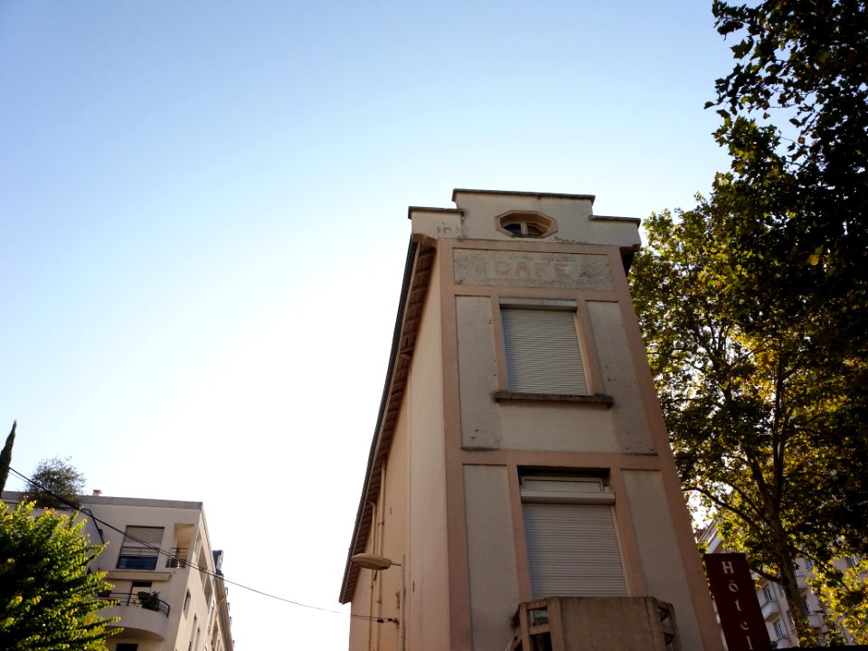 Lyon 3e - Cours Albert Thomas, hôtel du Nord, haut du bâtiment avec l'enseigne Café