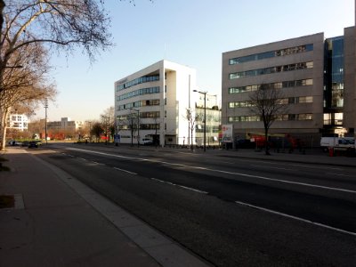 Lyon 7e - Allée du Pont Pasteur, en direction de la place des Docteurs Mérieux