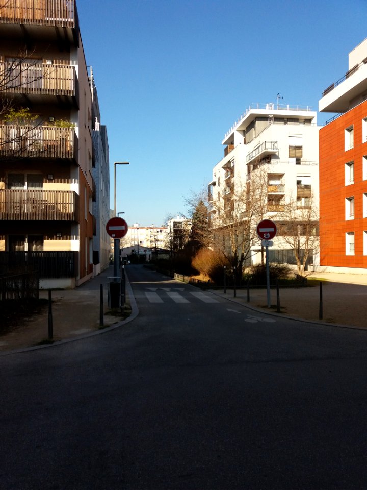 Lyon 7e - Allée du Bon Lait, depuis la place du Traité de Rome
