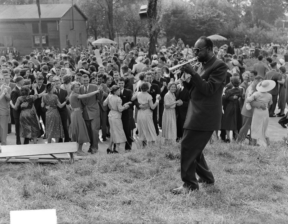 Lustrum Utrechtse Studentencorps. Dansende studenten en reünisten . Een jazztrom, Bestanddeelnr 904-6589
