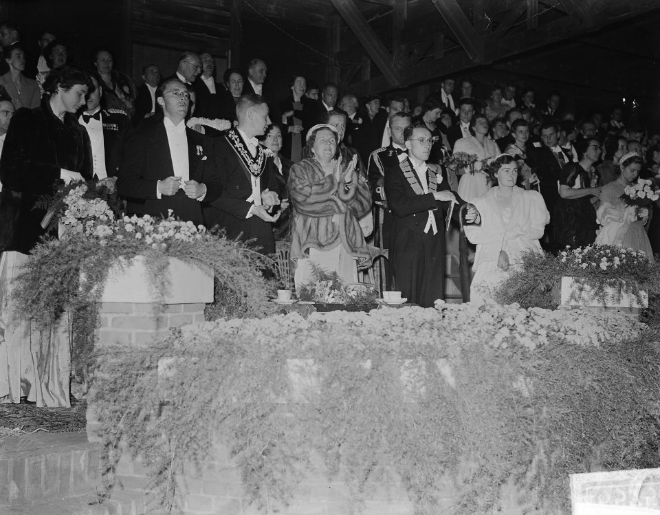 Lustrum Utrechtse Studentencorps. Koningin Juliana en prins Bernhard wonen het …, Bestanddeelnr 904-6575