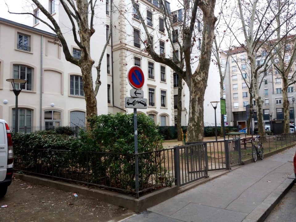 Lyon 6e - Square d'Inkermann, côté nord en direction du cours Lafayette
