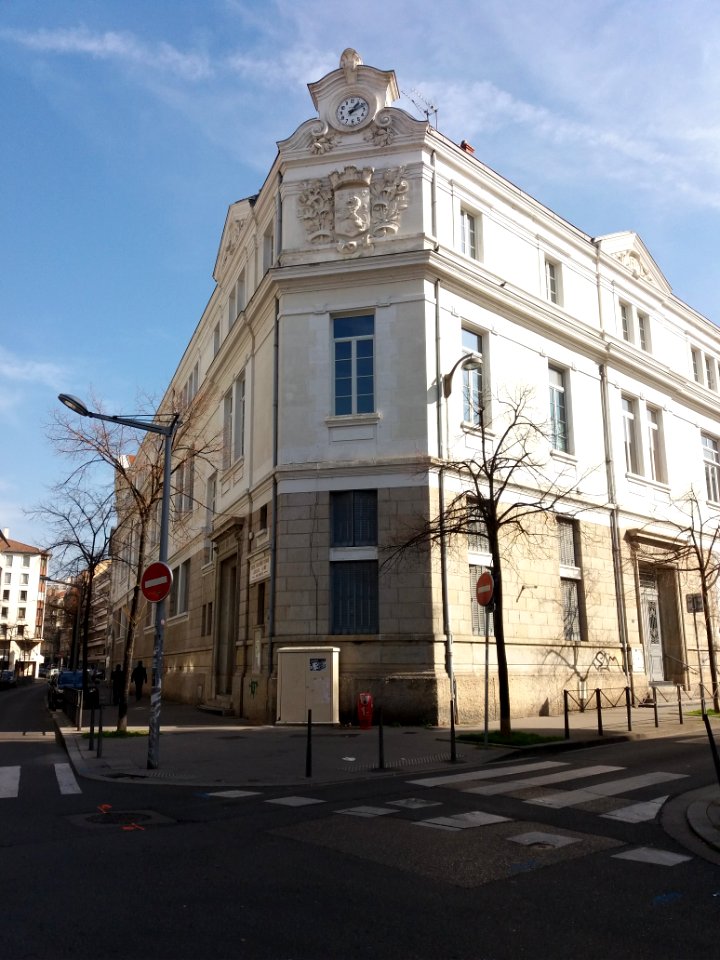 Lyon 7e - École maternelle Gilbert Dru, à l'angle des rues Gilbert Dru et Saint-Michel