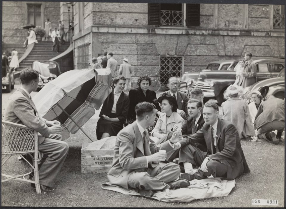 Lustrum Utrechts Studenten Corps. Picknick op het landgoed Beverweerd bij Houten, Bestanddeelnr 056-0991