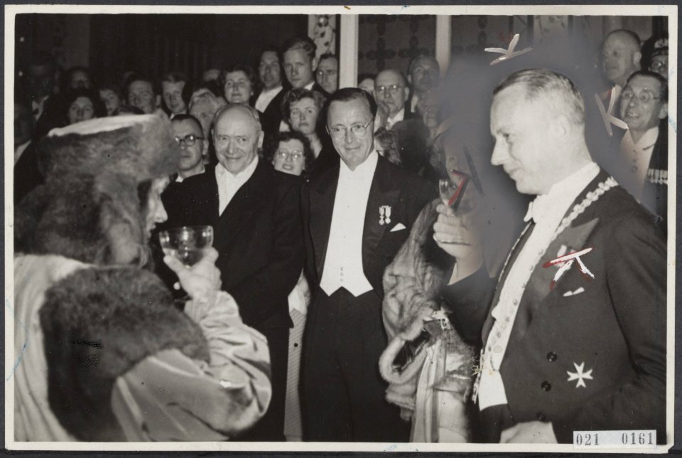 Lustrum Utrechtse Studentencorps. Koningin Juliana en prins Bernhard wonen het l, Bestanddeelnr 021-0161