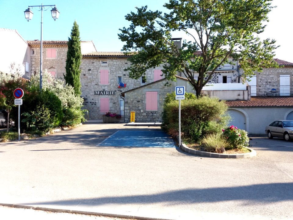 Lussas - Place de la Mairie, mairie
