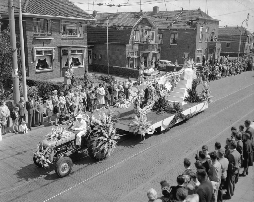 Lustrumbloemencorso in Rijnsburg Oegstgeest en Leiden, Bestanddeelnr 909-7587