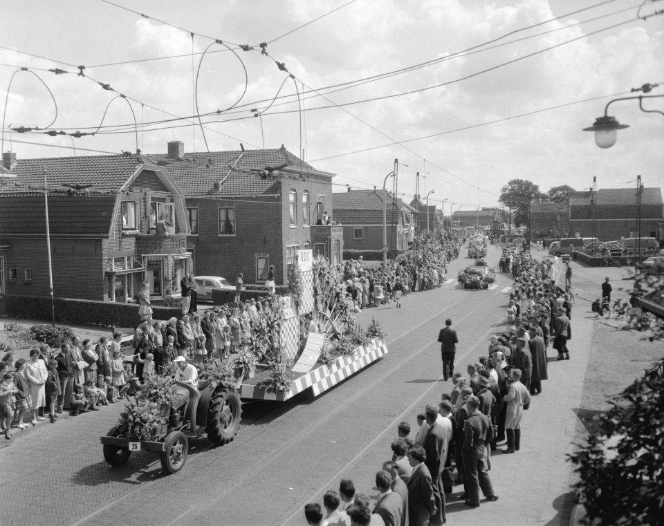 Lustrumbloemencorso in Rijnsburg Oegstgeest en Leiden, Bestanddeelnr 909-7584