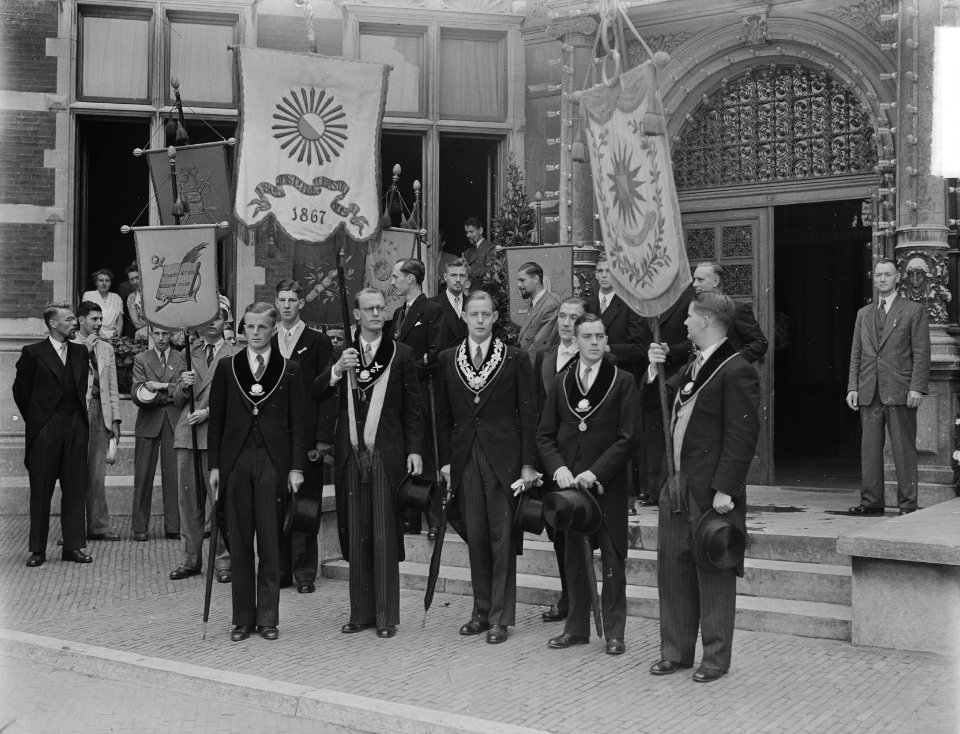 Lustrum Utrechts Studenten Corps. Senaat met hen vaandels, Bestanddeelnr 904-6555