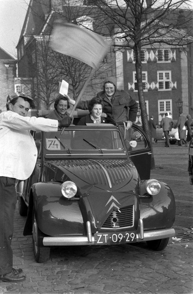 Lustrum vrouwelijke studenten in Leiden, start voor autorally, Bestanddeelnr 910-9776