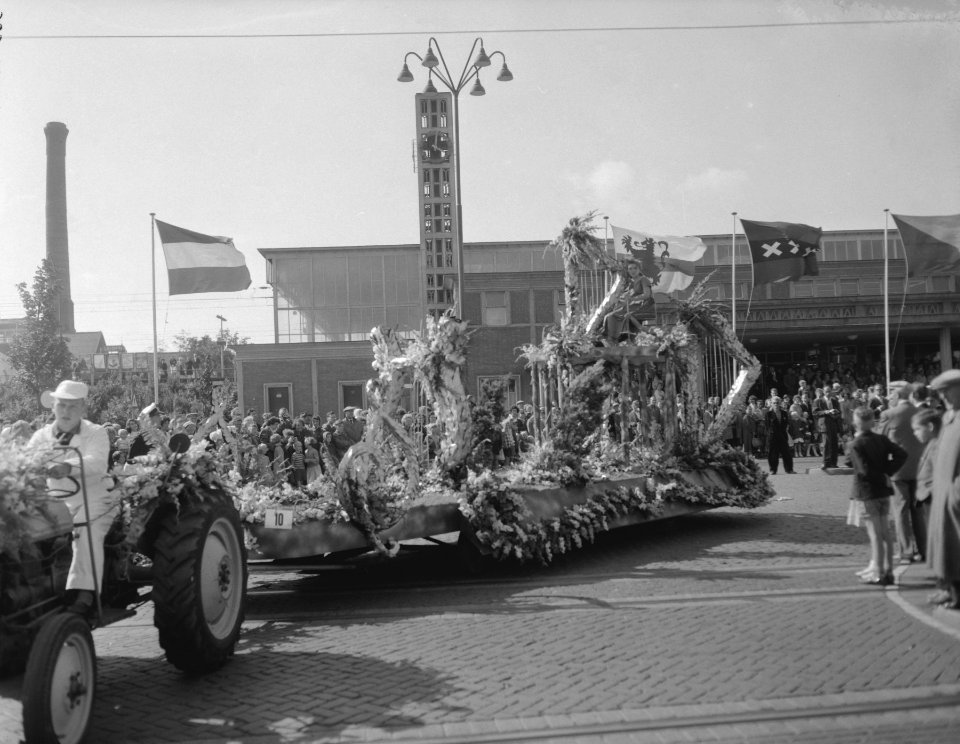 Lustrumbloemencorso in Rijnsburg Oegstgeest en Leiden, Bestanddeelnr 909-7586