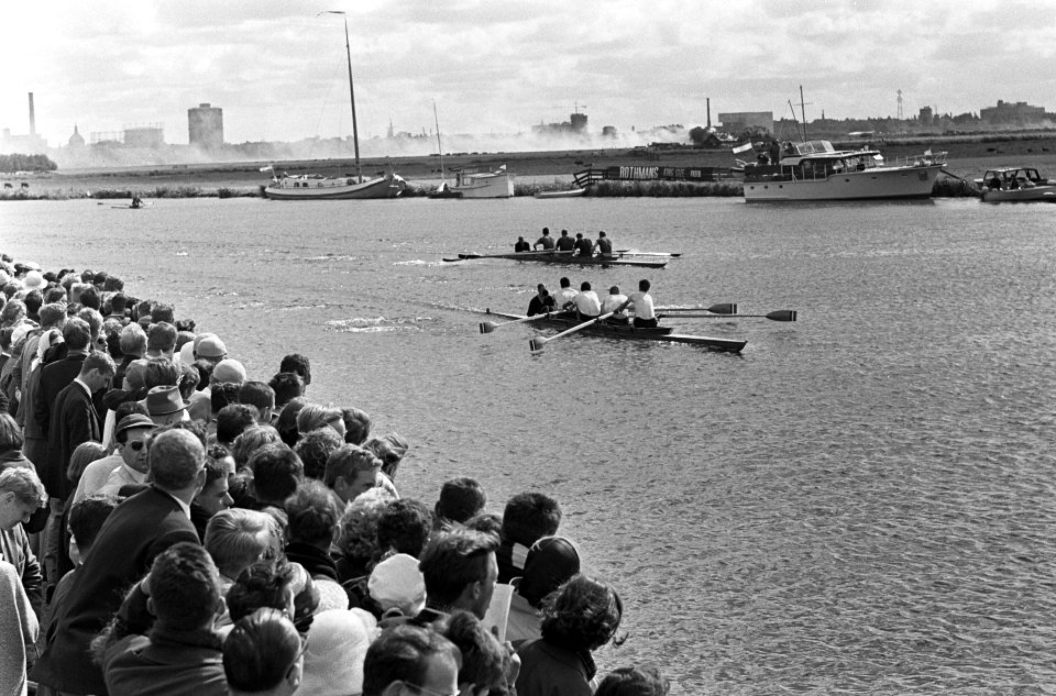 Lustrum roeiwedstrijden in Leiden, de gestuurde vier van Nereus, met kransen omh, Bestanddeelnr 917-9339