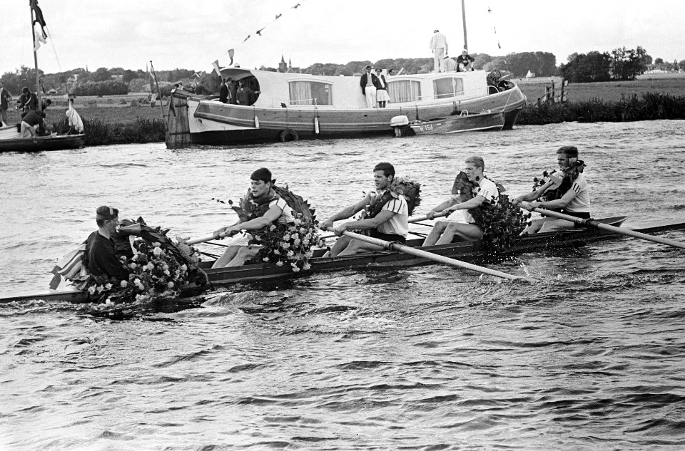 Lustrum roeiwedstrijden in Leiden, de gestuurde vier van Nereus, met kransen omh, Bestanddeelnr 917-9338