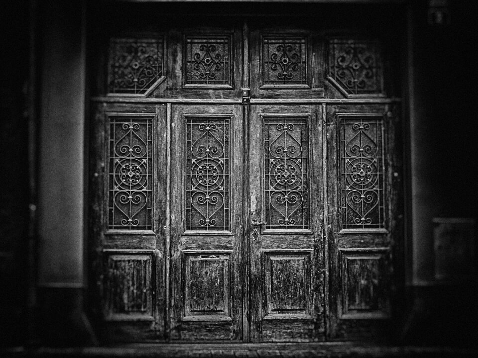 Door the secrets of architecture