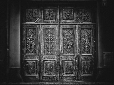Door the secrets of architecture