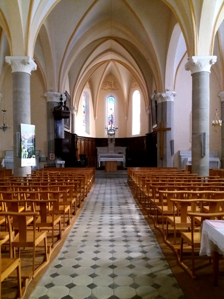 Lussas - Église Le Nom de Marie, nef et chœur