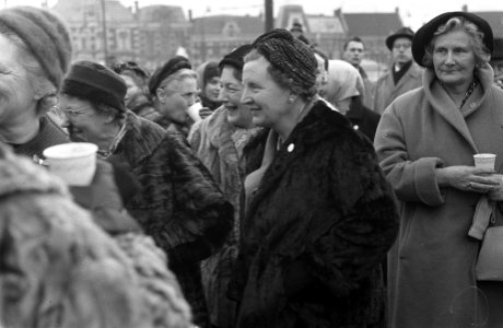 Lustrum Leidse Vrouwelijke Studenten Koningin in reunistenstoet, Bestanddeelnr 910-9695