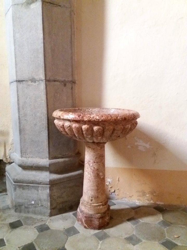 Lussas - Église Le Nom de Marie, fonts baptismaux