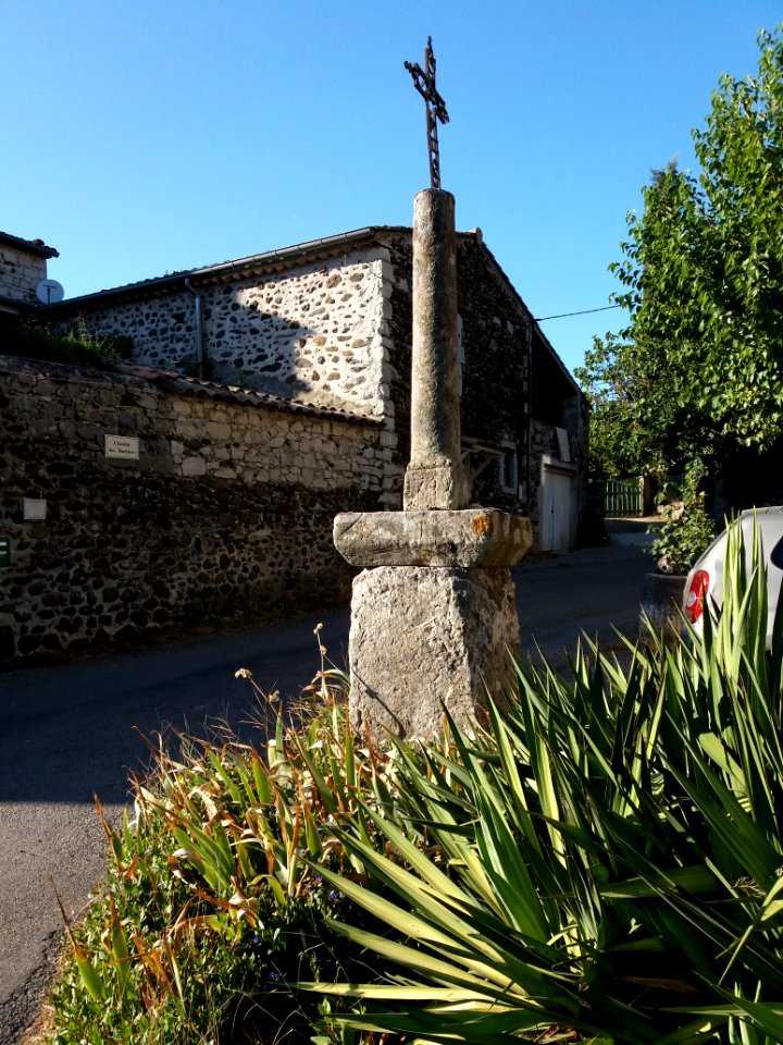 Lussas - Chemin des Barbiers, croix (1)