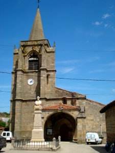 Luriecq, l'église avec sa porche et le monument aux morts