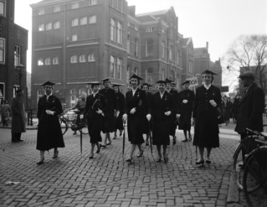 Lustrum AVSV Intocht reunisten v CS naar Gem Universiteit Vrouwelijke ruite, Bestanddeelnr 909-0848