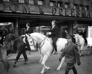 Lustrum Leidse Vrouwelijke Studenten Prinses Beatrix de stoet te paard, Bestanddeelnr 910-9698