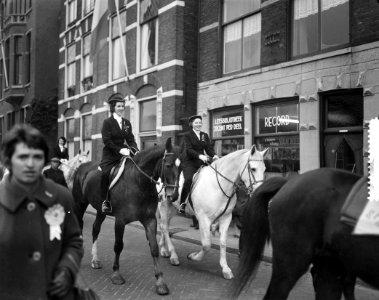 Lustrum Leidse Vrouwelijke Studenten Prinses Beatrix de stoet te paard, Bestanddeelnr 910-9697