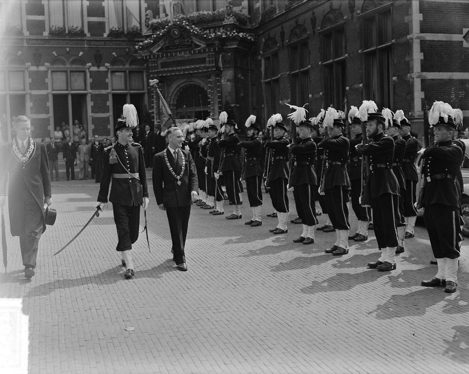 Lustrum Utrechts Studenten Corps. Burgemeester C.J.A. de Ranitz inspecteert een , Bestanddeelnr 904-6545