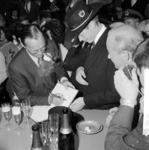 Lustrum Amsterdamse studenten, prins Bernhard tekent in gastenboek, Bestanddeelnr 914-0513