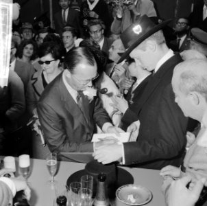 Lustrum Amsterdamse studenten, prins Bernhard tekent in gastenboek, Bestanddeelnr 914-0514