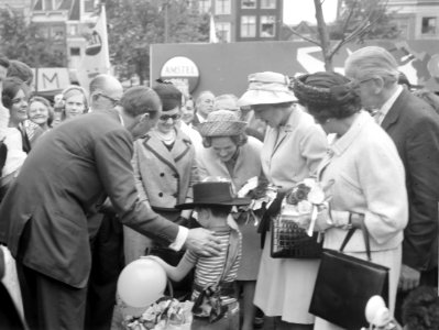 Lustrum Amsterdamse studenten, opening door prins Bernha prinsessen Beatrix en I, Bestanddeelnr 914-0490