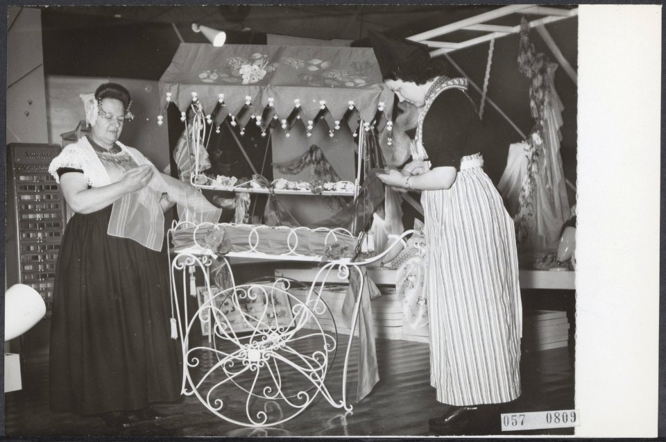 Lustrum Textielbeurs 1956 in de RAI te Amsterdam. Een dame uit Volendam en een u, Bestanddeelnr 057-0809