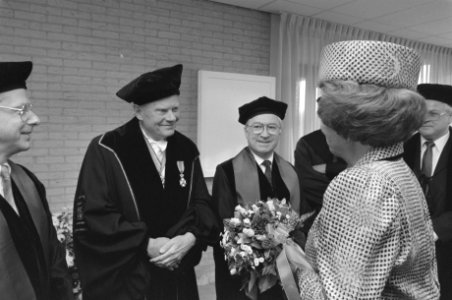 Lustrumviering Erasmus Universiteit Hare Majesteit spreekt met eredoctor prof., Bestanddeelnr 934-3535