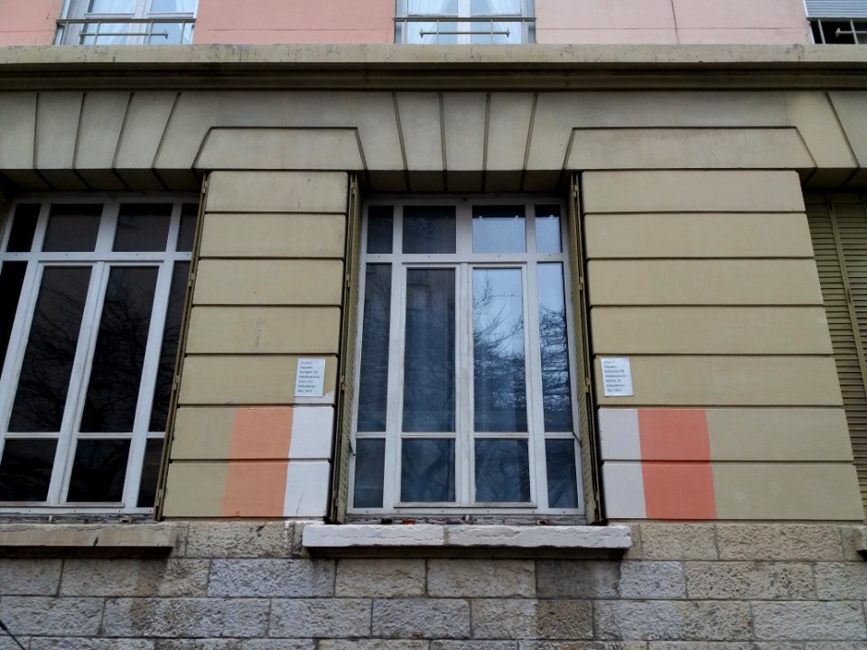 Lyon 1er - Rue des Chartreux, fenêtre au numéro 1, tests de peinture