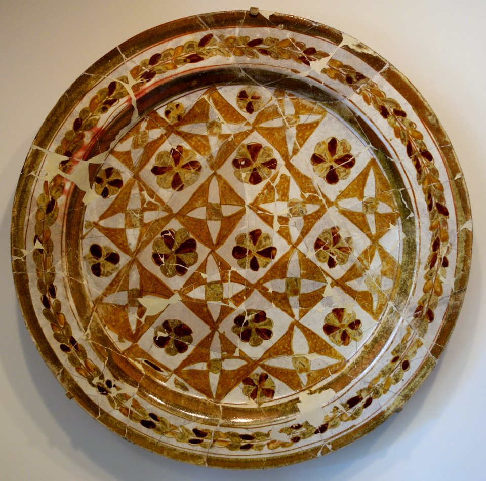 Luster-painted plate, Iraq, Abbasid period, 9th or 10th century AD, earthenware with amber and manganese-purple painting over white slip and transparent lead glaze - Cincinnati Art Museum - DSC04158