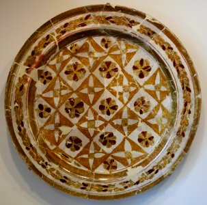 Luster-painted plate, Iraq, Abbasid period, 9th or 10th century AD, earthenware with amber and manganese-purple painting over white slip and transparent lead glaze - Cincinnati Art Museum - DSC04158