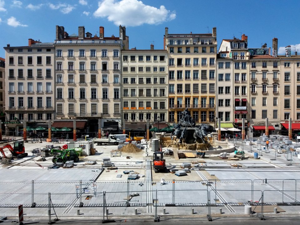 Lyon 1er - Place des Terreaux, mise en place du nouveau dallage (2019)