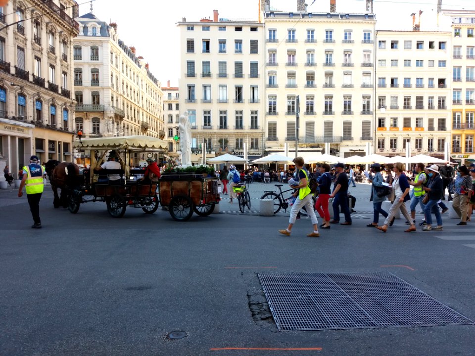 Lyon 1er - Place des Terreaux, passage du pélerinage M de Marie en 2020 (3)