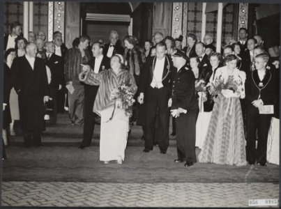 Lustrum Utrechts Studenten Corps. Daar komt de optocht, koningin Juliana, kenn, Bestanddeelnr 056-0985