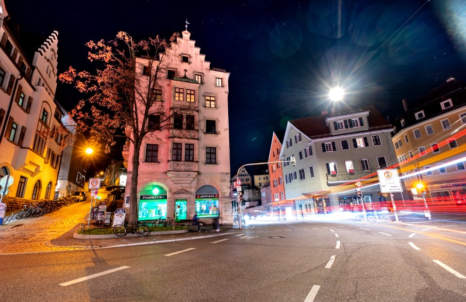 Lustnauer Tor mit Blick auf Österbergstraße und Mühlstraße in Tübingen bei Nacht 2019