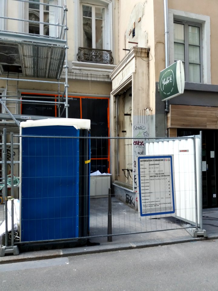 Lyon 1er - Rue de la Poulaillerie, horloge Charvet déposée pendant le ravalement de la façade