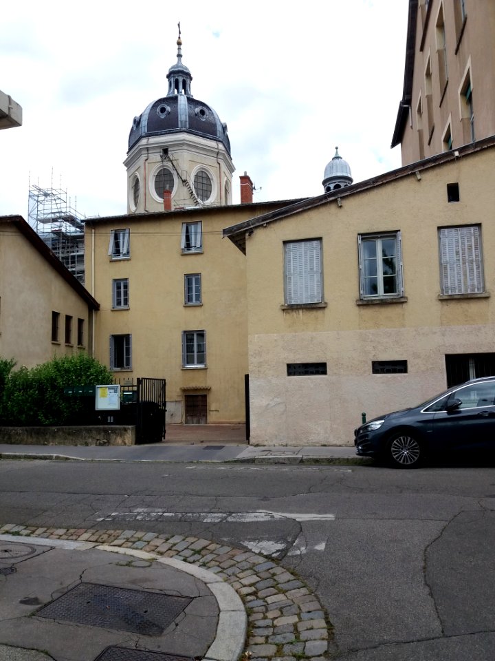 Lyon 1er - Place des Chartreux, vue sur le clocher rénové de l'église Saint-Bruno