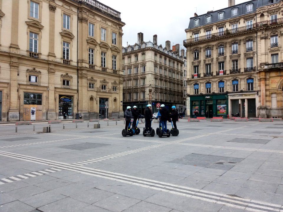 Lyon 1er - Place des Terreaux, touristes en gyropodes