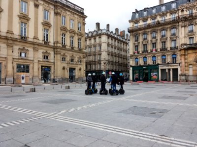Lyon 1er - Place des Terreaux, touristes en gyropodes