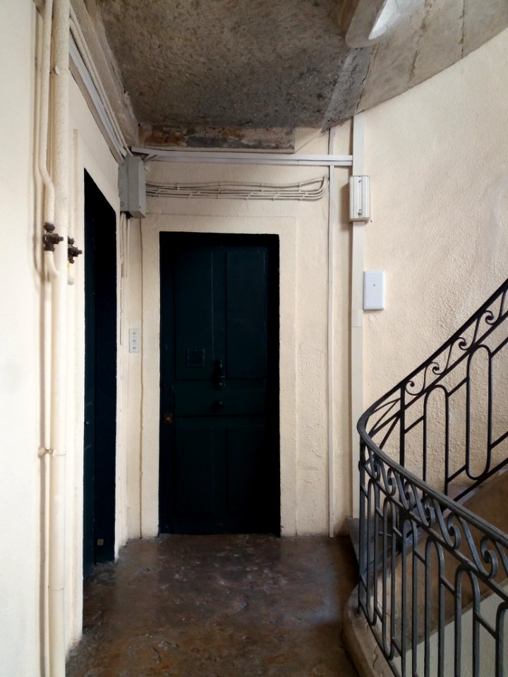 Lyon 1er - Rue des Capucins, numéro 6, cour, immeuble côté est, escalier (2)