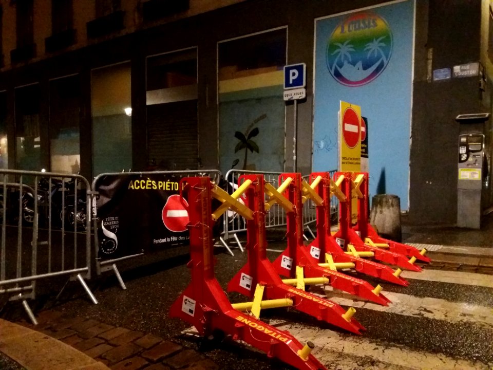 Lyon 1er - Rue des Capucins, barrière anti-véhicule bélier à l'entrée de la rue Coustou