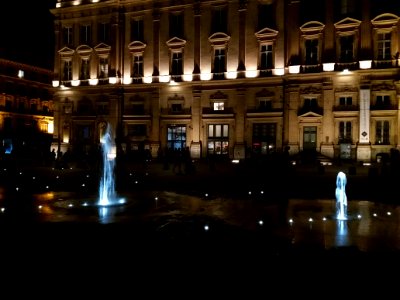 Lyon 1er - Place des Terreaux - Nouvelles fontaines, de nuit photo