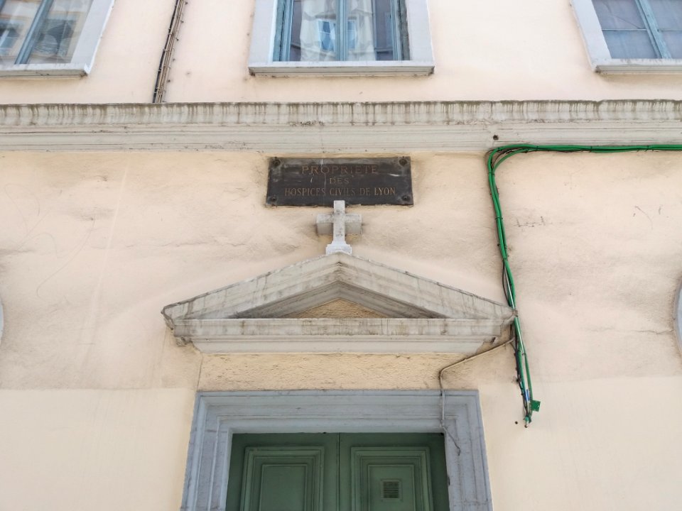 Lyon 1er - Rue Burdeau - Plaque HCL et croix au numéro 34