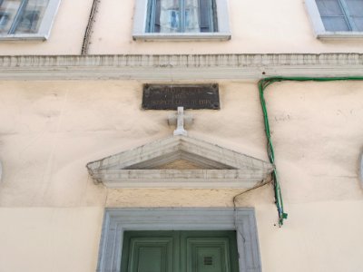 Lyon 1er - Rue Burdeau - Plaque HCL et croix au numéro 34