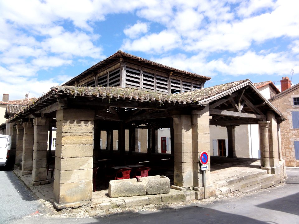 Lusignan (Vienne) halle